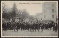 Montlhéry.- Institution Prou : La cour de récréation (1904-1905). 