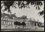 ATHIS-MONS. - Ecole Saint-Charles, le château, la chapelle et les bâtiments scolaires. Edition universitaire Tourte et Petitin, Paris. 