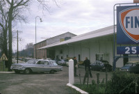 Les Vergers de Guyenne. - Entrée, parking et bâtiments ; couleur ; 5 cm x 5 cm [diapositive] (1963). 