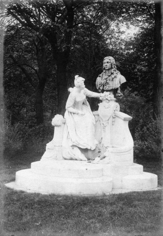 Monument à WATTEAU : photographie N. et B. collée sur album, Dim. 114 x 167 cm. 