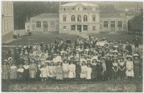 ORSAY. - Fête de la mutualité scolaire, photo de groupe devant la mairie, 12 juin 1910. Edition Lefevre, 1910. 