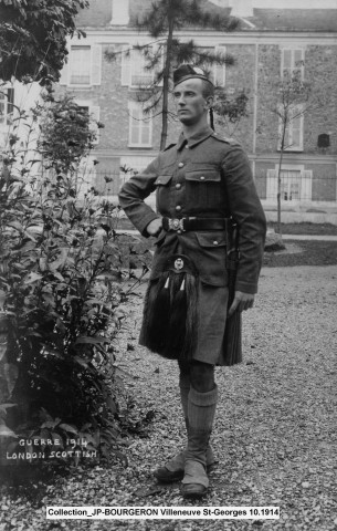 VILLENEUVE-SAINT-GEORGES.- Portrait d'un soldat écossais dans un parc, 1914.- Carte du département des Vosges, divisé en 9 districts et 60 cantons, sans date.