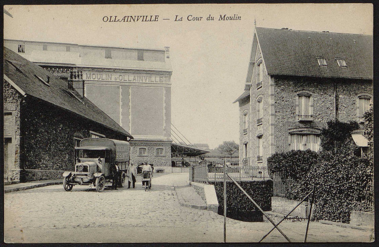 OLLAINVILLE.- La cour du moulin [1920-1930].