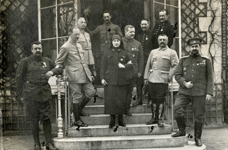 Princesse Narychkine entourée d'officiers russes et français : photographie noir et blanc (mars 1915).