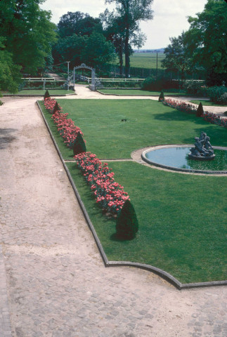 CHEPTAINVILLE. - Cour du château, vue en perspective du portail donnant vers l'extérieur ; couleur ; 5 cm x 5 cm [diapositive] (1965). 