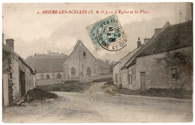 BRIERES-LES-SCELLES. - L'église et la place, Royer, 1908, 3 mots, 5 c, ad. 