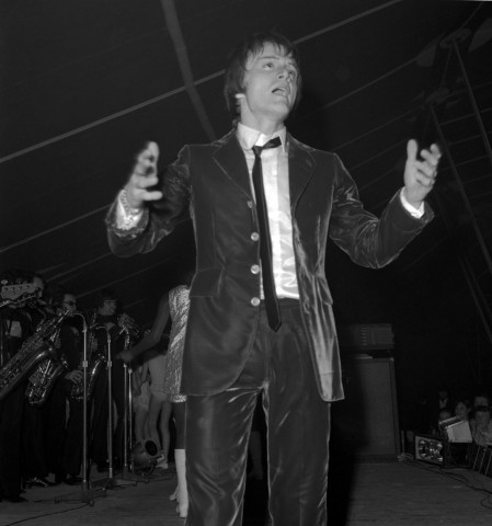Claude FRANCOIS (seul) sur scène, 2 avril 1968, négatif noir et blanc.