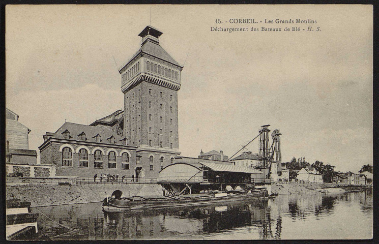 Corbeil-Essonnes.- Les grands moulins. Déchargement des bateaux de blé. 