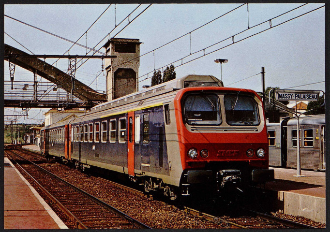 MASSY.- Rame automotrice électrique dite Z2 (Z7301) en essai au passage à Massy-Palaiseau (25 juillet 1980).