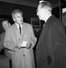 Jean COCTEAU au bureau de vote lors du référendum sur l'élection du Président de la République au suffrage universel, 28 octobre 1962. 