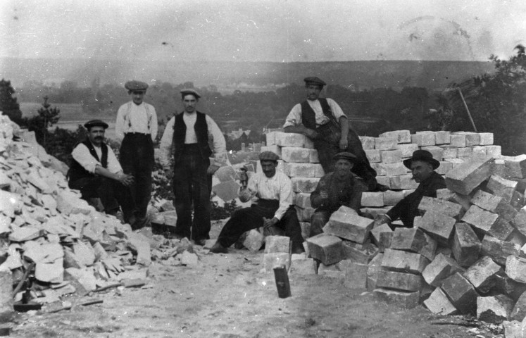 Groupe d'ouvriers posant dans une carrière, 1914 