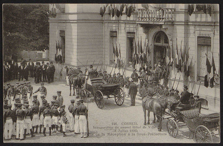 Corbeil-Essonnes.- Inauguration du nouvel hôtel de ville : la sortie de la réception à la sous-préfecture (8 juillet 1906). 