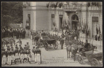 Corbeil-Essonnes.- Inauguration du nouvel hôtel de ville ; La sortie de la réception à la sous-préfecture (8 juillet 1906). 