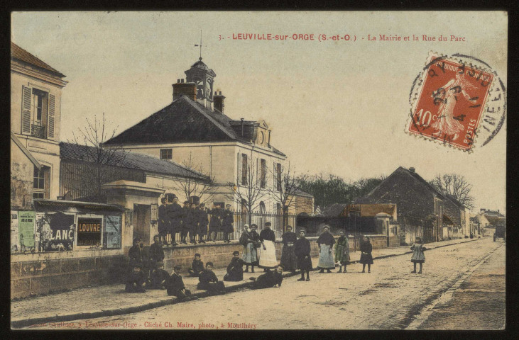 LEUVILLE-SUR-ORGE. - La mairie et la rue du parc. Editeur Gauthier, Leuville-sur-Orge, cliché Ch. Maire, Montlhéry, 1911, timbre à 10 centimes, colorisée. 