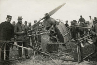 Avion allemand Albatros abattu, restes calcinés : photographie noir et blanc (1er avril 1915).