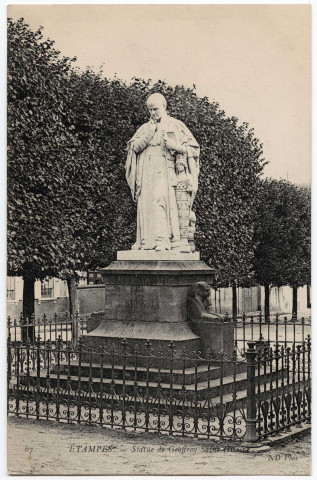 ETAMPES. - Statue de Geoffroy-Saint-Hilaire [Editeur ND]. 