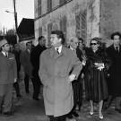 Jean MARAIS (au premier plan), et autres membres de la famille COCTEAU et personnalités marchent dans la rue nouvellement rebaptisée, 22 mars 1964, négatif noir et blanc, 1964.