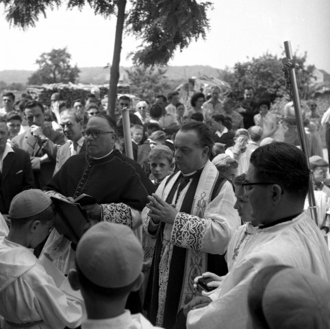 Célébration de la messe dans le jardin de la chapelle SAINT-BLAISE, 19 juin 1960. 