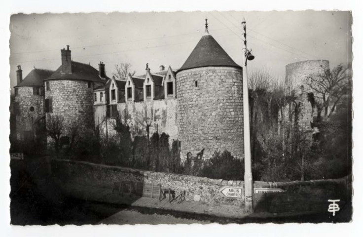 DOURDAN. - Le château-fort (début XIIIème siècle). Du Boullay. 