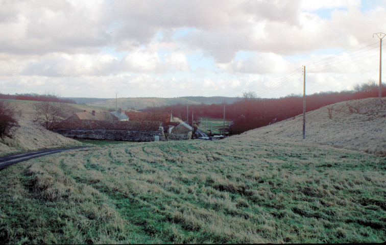 ETRECHY. - Une ferme isolée : vue générale (janvier 1980). 