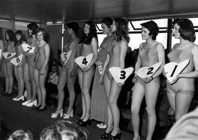 EVRY.- L'élection de Miss EVRY 1973 : les candidates au titre sur scène, 1973, N et B. 