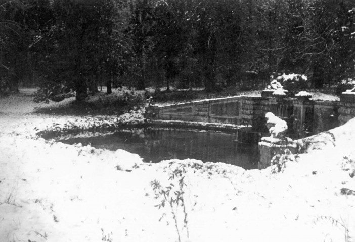 CHAMARANDE. - Parc du château, vue partielle de la fontaine [v. 1940 - 1944 ; don de M. Heinrich Heill] ; noir et blanc ; 12 cm x 8, 5 cm (2010). 