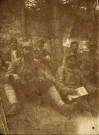 Soldats dans un bois : photographie (s.d.) 