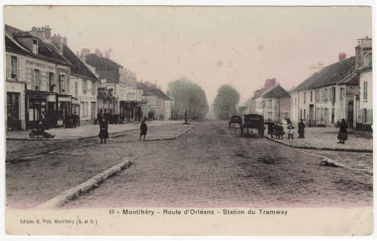 MONTLHERY. - Route d'Orléans. Station du tramway [Editeur Piot, coloriée]. 