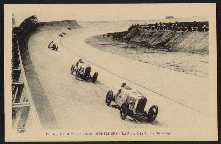 Linas.- Autodrome de Linas-Montlhéry. La piste à la sortie du virage Domaine de Saint-Eutrope. 