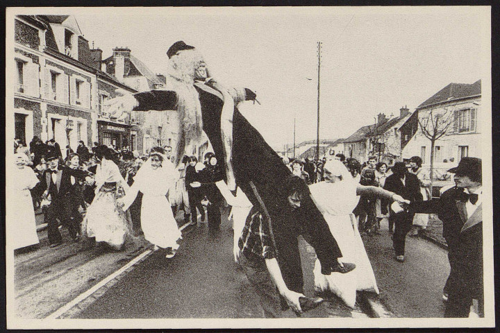 MARCOUSSIS.- Une tradition locale, le Binau : défilé dans la rue (24 février 1980).