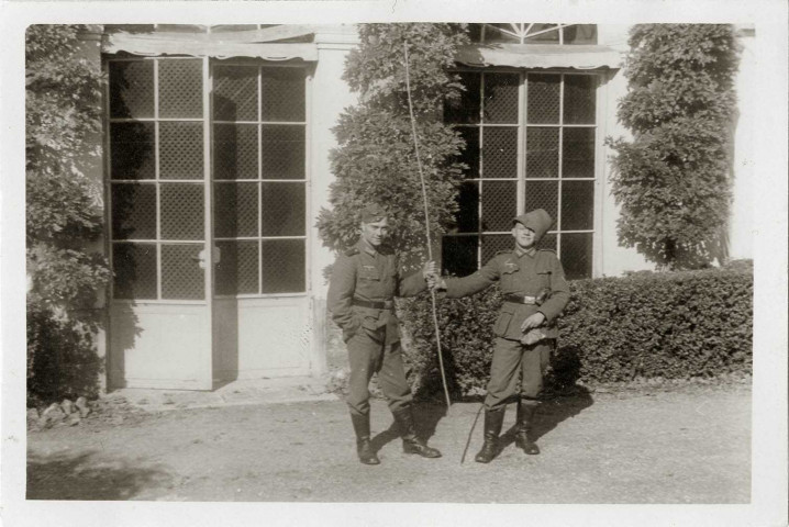 DRAVEIL.- Occupation de la ville par l'armée allemande : deux soldats allemands devant un bâtiment non identifié.