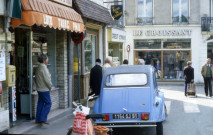 DOURDAN. - La rue de Chartres : le bar de la tour, la ferme aux fromages et le crédit lyonnais (s. d.). 