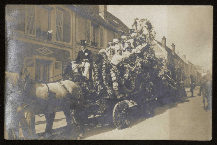 LEUVILLE-SUR-ORGE. - Cavalcade et défilé de chars fleuris. Photo Kopp, Malakoff. 