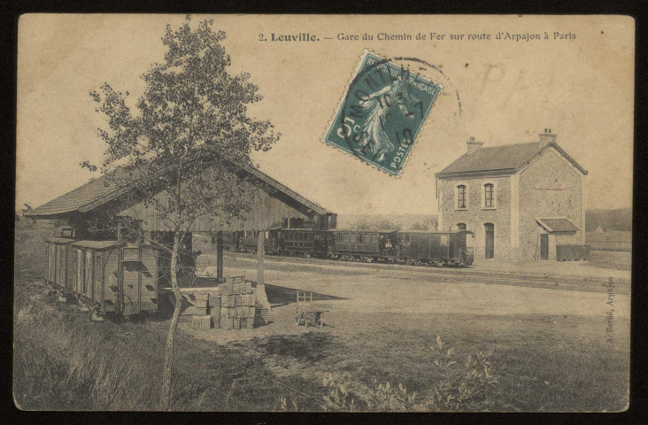 LEUVILLE-SUR-ORGE. - Gare du chemin de fer sur route d'Arpajon à Paris. Editeur A. Borné, Arpajon, 1910, timbre à 5 centimes. 