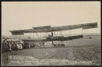 Montlhéry.- Atterrissage du biplan Farman, monté par C. Weymann, aviateur et un passager, 1er mars 1911. 