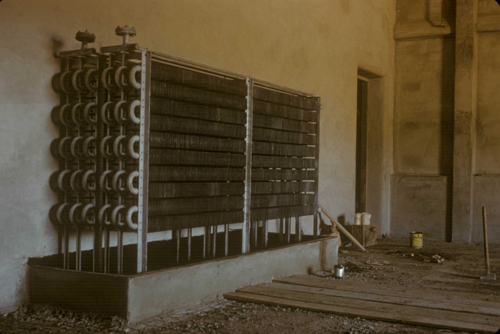 CHEPTAINVILLE. - Domaine de Cheptainville, bâtiments, radiateur Favier ; couleur ; 5 cm x 5 cm [diapositive] (1962). 