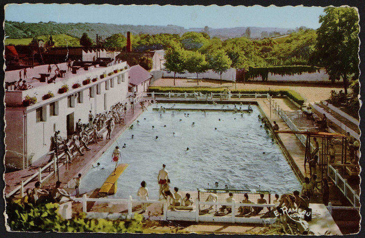 Etampes.- La piscine (25 août 1953). 
