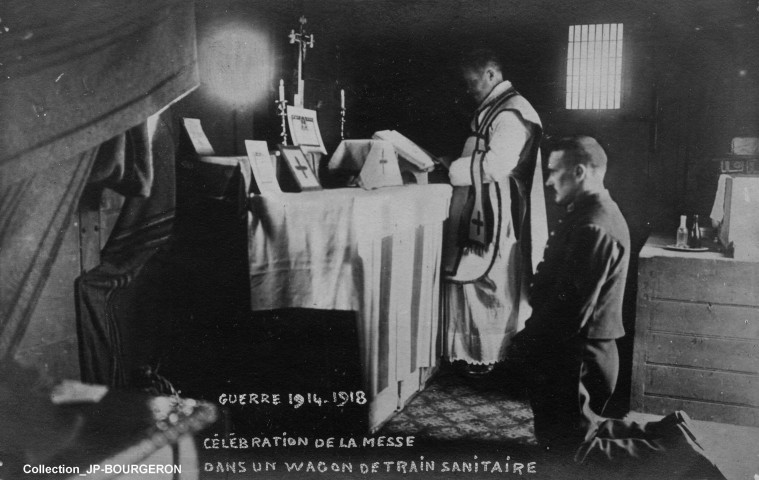 JUVISY-SUR-ORGE.- Officier d'administration d'un train sanitaire, 1915. Célébration de la messe dans un wagon du train sanitaire, 1914-1918