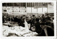 DRAVEIL.- Occupation de la ville par l'armée allemande : des soldats allemands dans le marché couvert du centre.