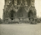 Reims, cathédrale et monument Jeanne d'Arc : photographie noir et blanc.