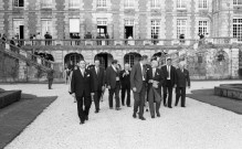 Fin de la visite : M. de GANAY raccompagne ses invités (cour du château), octobre 1970, négatif, noir et blanc.