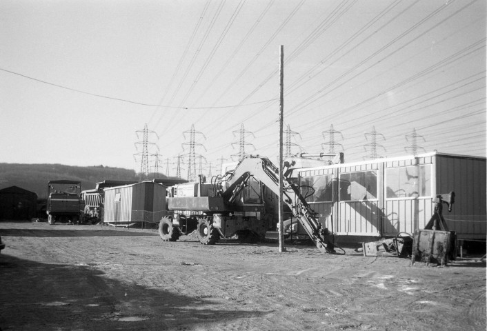 VILLEJUST.- La construction du tunnel du TGV : les engins et les baraques de chantier, [vers 1987], N et B. Dim. 20 x 30 cm. 