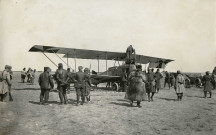 Avion allemand Aviatik T231 abattu par le lieutenant Robert : photographie noir et blanc (1er avril 1915).