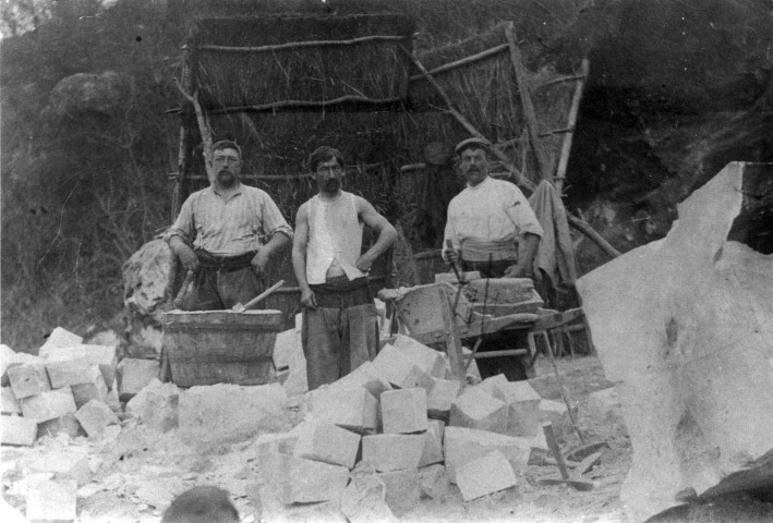 Trois ouvriers posant dans une carrière, 1919 