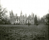 Partie de football entre soldats au château de Rosnay : photographie noir et blanc.