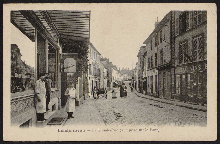 LONGJUMEAU.- Grande rue vue prise du pont (17 août 1917).