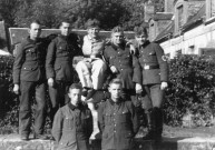 CHAMARANDE. - Groupe de sept soldats allemands posant devant l'objectif dans la cour du château de Chamarande [au second rang, le second en partant de la gauche se nomme Peter Krupp, au centre Franz Bachmann (en tenue claire), à sa droite Hilarius Breuer, au 1er rang, Heinrich Heill à gauche, les noms des trois autres hommes ne sont pas connus, v. 1940 - 1944 ; don de M. Heinrich Heill] ; noir et blanc ; 12 cm x 8, 5 cm (2010). 