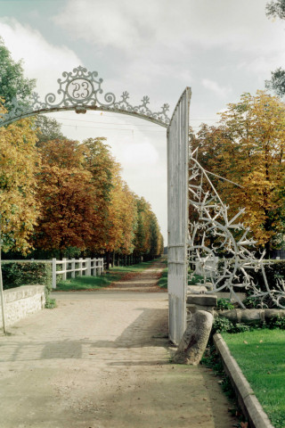 CHEPTAINVILLE. - Château, vue du portail donnant vers l'extérieur ; couleur ; 5 cm x 5 cm [diapositive] (1963). 