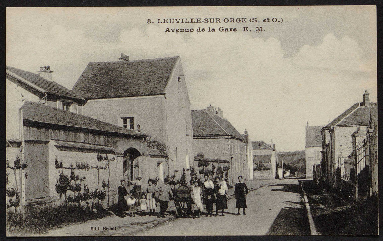 LEUVILLE-SUR-ORGE.- Avenue de la gare [1920-1930].