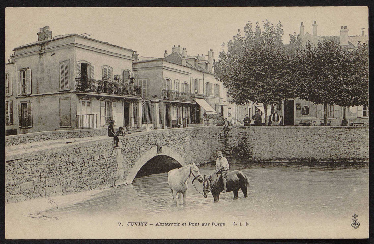 JUVISY-SUR-ORGE.- Abreuvoir et pont sur l'Orge [1900-1903].